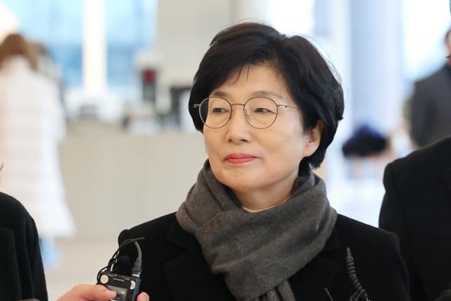 "긴 여정에 큰 힘"… 김건희에 로저비비에 선물한 김기현 아내 특검 출석