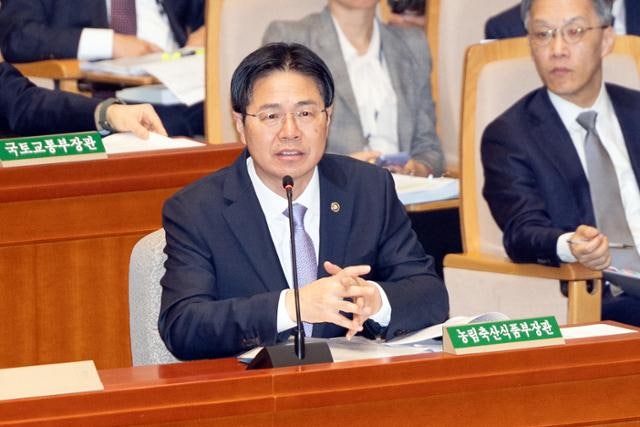 이 대통령, 농식품부 차관 직권면직...'감사 무마, 부적절 언행' 이유