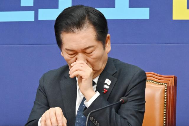 정청래 더불어민주당 대표가 5일 국회에서 열린 최고위원회의에 참석해 생각에 잠겨 있다. 민경석 기자