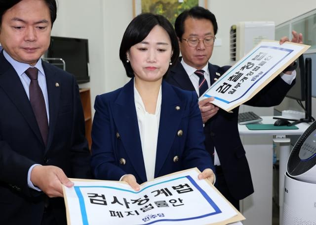 민주당 "<b>사법부</b>, 반성 없이 <b>겁박</b>만… 지금이라도 <b>국민</b> 앞에 사과해야"
