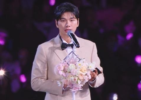 <b>이이경</b>, <b>사생활 루머</b> 공개 언급... 유재석은 '패싱' ('AAA 2025')