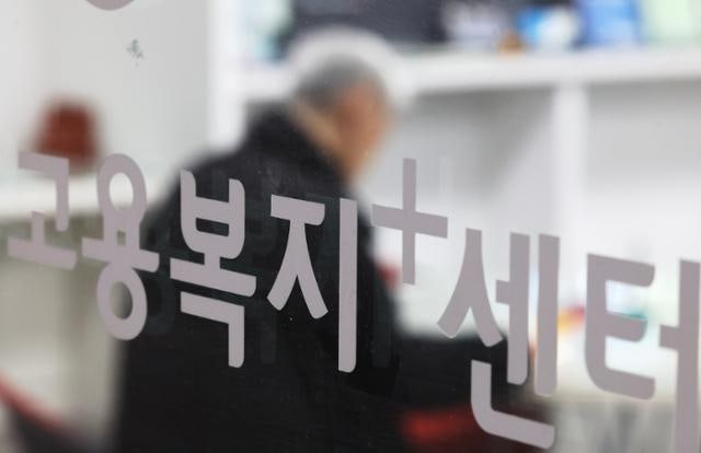 저소득 근로소득 뒷걸음… '먹고사는 데' 소비 40% 썼다