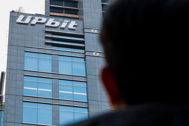 54분 만에 코인 1000억 개 털린 업비트... 신고는 합병 발표 이후에