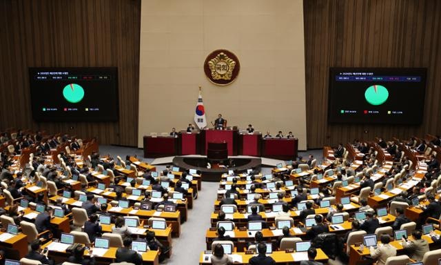 연말 '필리버스터 대치' 예고... 與, '위헌 소지' 내란재판부법 처리 막판 고심