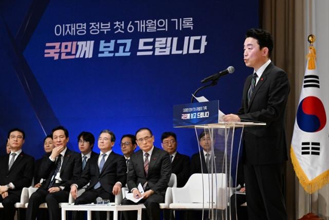 李정부 6개월 성과에... 민주 "국정 정상화" 국힘 "법치주의 붕괴"