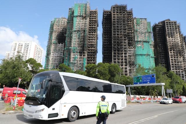 '홍콩 화재' 슬픔 속 입법회 선거 시작... 당국은 외신에 "레드라인 넘지 말라" 경고