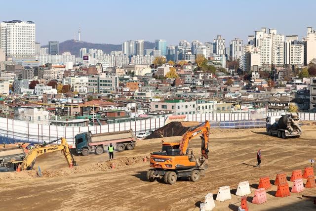 폐업 규모 커지고 자산 매각도 확산... 건설업계, 내년엔 기지개 켤까