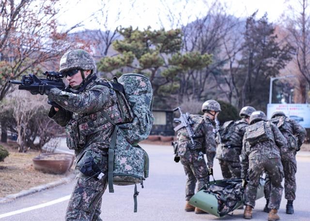 [단독] 대학생 과반 "초봉 4000만 원 넘어야 軍 간부 지원할 것"