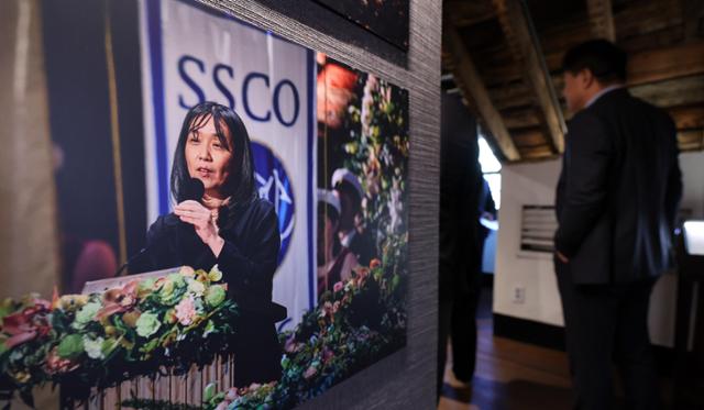 지난 1일 서울 서대문구 연세대학교 윤동주기념관에서 한강 작가의 노벨문학상 수상 1주년을 기념해 열린 전시회를 참석자들이 둘러보고 있다. 뉴스1