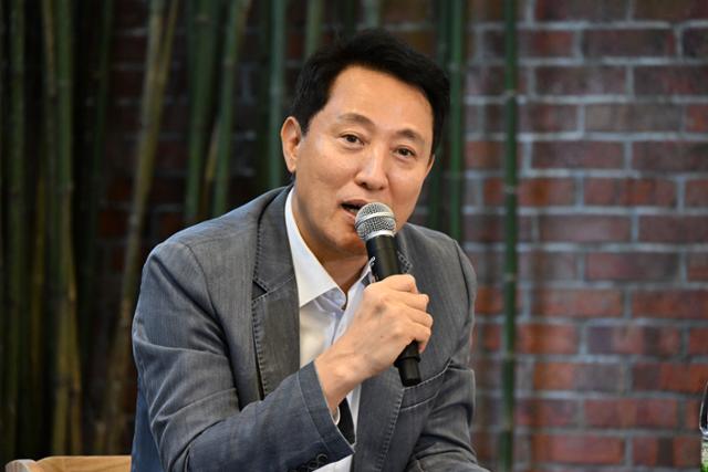 오세훈 서울시장이 7일 말레이시아 쿠알라룸푸르에서 열린 기자간담회에서 질문에 답변하고 있다. 서울시 제공