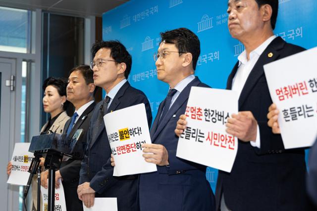 박주민(왼쪽 세 번째) 더불어민주당 서울시당 새서울준비특별위원회 위원장과 천준호(왼쪽 네 번째) 오세훈 시정실패 정상화 TF 단장을 비롯한 의원 및 서울시의원들이 11월 16일 서울 여의도 국회 소통관에서 반복되는