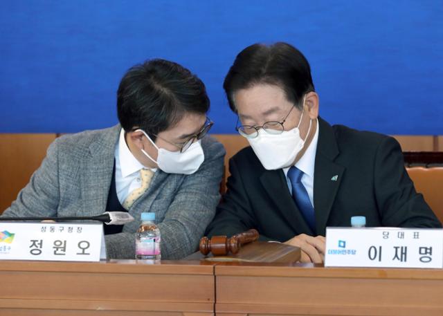 이재명 대통령이 더불어민주당 대표를 지냈던 2022년 11월 30일 서울 성동구청에서 열린 현장 최고위원회의에서 정원오 성동구청장과 대화를 나누고 있다. 뉴시스