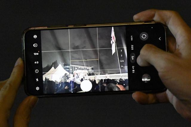 윤석열 제압한 휴대폰 [지평선]