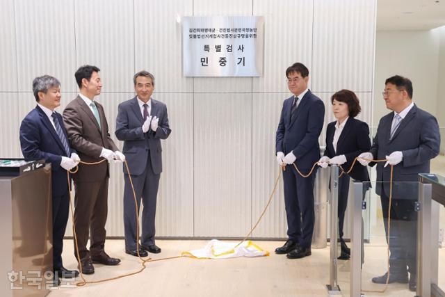 김건희 여사 관련 의혹들을 수사하는 민중기 특별검사를 비롯한 특별검사보들이 7월 2일 서울 종로구 KT광화문빌딩WEST에 마련된 특검 사무실에서 현판 제막을 하고 있다.왼쪽부터 문홍주·박상진 특검보,민 특검,김