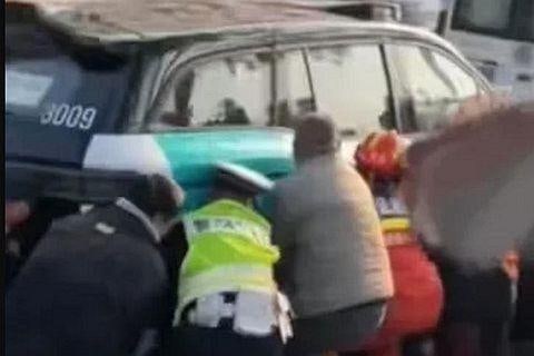 중국 무인택시 첫 대형 사고… 차량 밑에 깔려 2명 중상