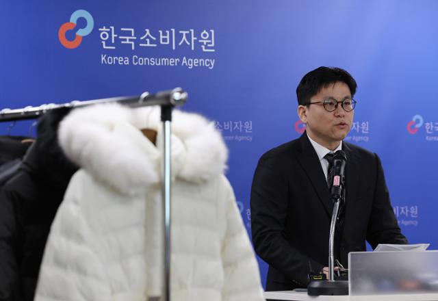 박용희 한국소비자원 생활환경시험국 섬유신소재팀장이 9일 서울 송파구 한국소비자원 서울강원지원에서 '부적합 구스다운 패딩' 관련 브리핑을 하고 있다.뉴시스