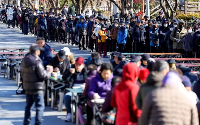 쌀쌀한 날씨를 보인 9일 대구 달서구 두류공원 사랑해밥차 무료 급식소를 찾은 어르신들이 점심 배식을 받기 위해 줄을 서고 있다.뉴시스