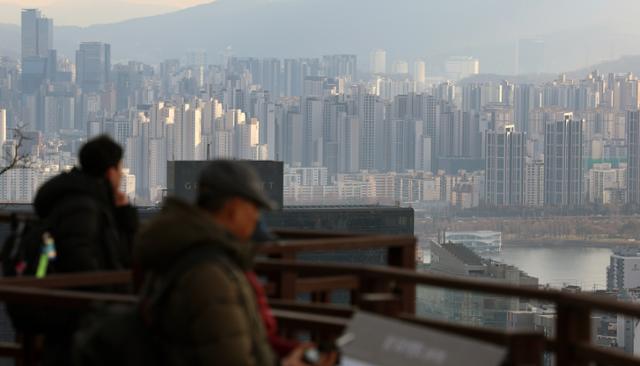 9일 서울 남산에서 바라본 강남과 용산 일대 아파트 단지.뉴시스