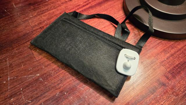 '슬립노모어' 입장 시 받게 되는 폰백. 제작사에서 흰색 잠금장치를 열어 줘야만 휴대폰을 다시 꺼낼 수 있다. 미쓰잭슨 제공