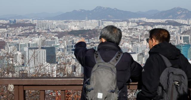 8일 서울 남산에서 시내 아파트 단지가 보이고 있다.뉴스1