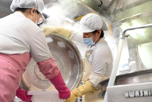 지난해 10월 23일 대구의 한 고등학교에서 급식조리사들이 찐 두부를 옮겨 담고 있다.대구=최주연 기자