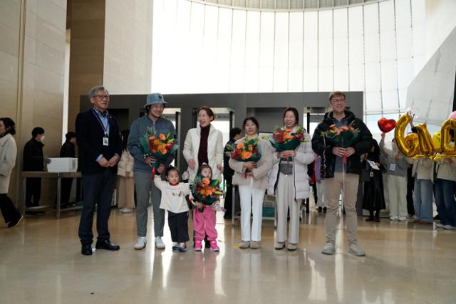 11일 국립중앙박물관을 찾은 올해 600만 번째 관람객 가족과 600만 이후 첫 외국인 관람객 가족이 보안검색대를 넘어 입장한 후 유홍준(왼쪽 첫 번째) 국립중앙박물관장의 축하를 받고 있다.국립중앙박물관 제공