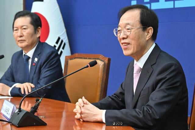 "<b>헌법 벗어난 정치</b>는 '폭력'"... 정청래 면전서 사법개혁 직격한 이석연