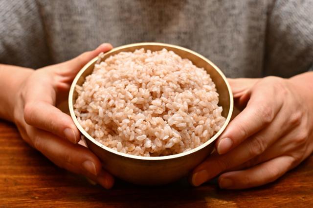 백웅재 셰프가 5일 서울 서초구에 위치한 한 음식점에서 토종쌀인 '자광도'로 갓 지은 밥을 보여주고 있다.자광도는 밥을 지으면 황제의 색인 자색이 돌아,예로부터 황제의 쌀로 불리기도 했다.강예진 기자