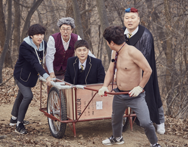 '아는 형님' 멤버들이 시청률 5% 돌파 공약을 이행하고 있다. 강호동은 청색홍색 양갈래 염색 머리를 했고, 이수근은 오프로(5%)드에서 리어카를 끌고 있다. 김영철은 '방송 하차'였다. 사진은 2017년 모습. J