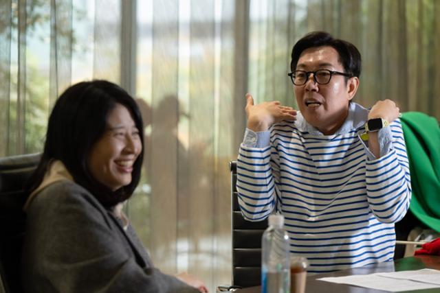 김영철이 '환상의 콤비' 인터뷰에서 성대모사를 섞어 말하자 황선영 작가가 웃고 있다. 박시몬 기자