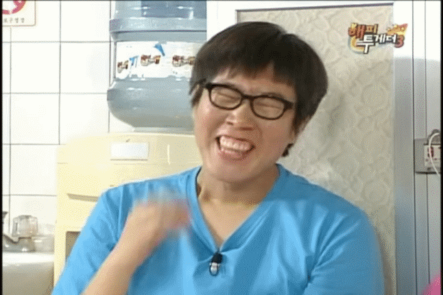 김영철이 예능프로그램 '해피투게더'에서 이영자의 표정과 말투를 과하게 따라하고 있다. 그 모습을 옆에서 지켜보던 이영자가 김영철의 얼굴을 밀치고 있다. 둘은 격의 없이 지내는 선후배 사이다. KBS 영상 캡처