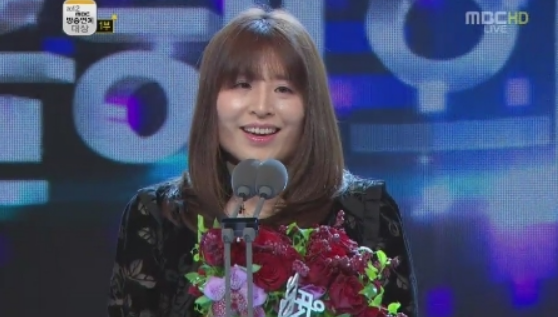 황선영 작가가 2012년 MBC 연예대상에서 '올해의 작가상'을 받고 수상 소감을 말하고 있다. MBC 영상 캡처