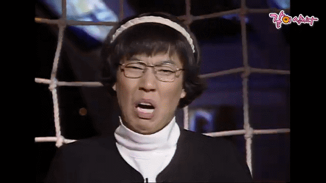 '시사터치! 코미디 파일'에서 김영철이 1999년 '옷 로비' 사건으로 청문회에 출석한 강인덕 전 통일부 장관 부인 배정숙씨를 패러디한 캐릭터로 연기하고 있다. 배씨는 의원들이 질문에 "미안합니다, 몸이 아파서"를 