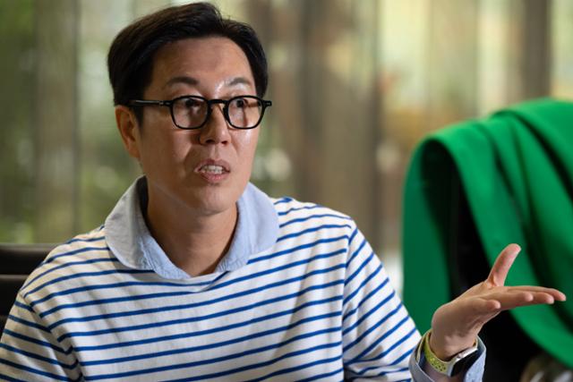 '환상의 콤비' 인터뷰를 하고 있는 김영철.