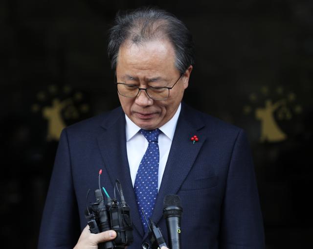 전교조 통일학교 해직 교사들을 특별 채용하도록 지시한 혐의로 기소된 김석준 부산시교육감이 12일 부산 연제구 부산지방법원에서 열린 1심 선고 공판에서 징역 8월에 집행유예 2년을 선고받은 후 법정을 나서며 취재진 질