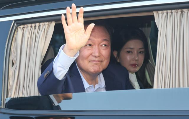 윤석열 전 대통령과 김건희 여사가 헌법재판소 파면 결정 후 일주일 만인 올해 4월 11일 오후 서울 용산구 한남동 대통령 관저를 떠나고 있다.뉴스1