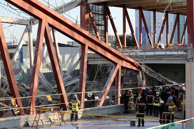 광주대표도서관 신축 공사장 붕괴 사고 이틀째인 12일 광주 재난안전대책본부 관계자들이 서구 치평동 붕괴 현장을 살펴보고 있다.연합뉴스