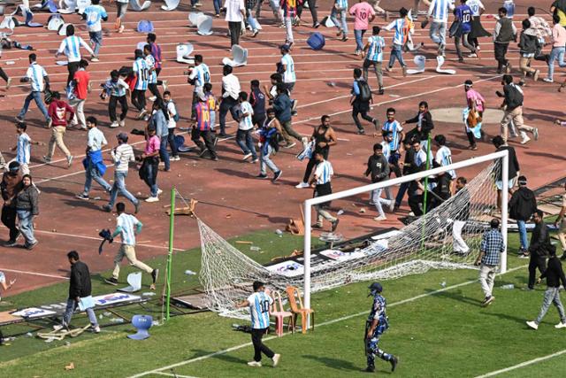 13일 인도 콜카타 유바 바라티 크리랑간 스타디움에서 축구선수 리오넬 메시를 제대로 못 봐 격분한 현지 팬들이 경기장에 난입해 항의하고 있다.콜카타=AFP 연합뉴스