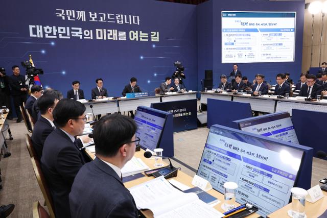 이재명 대통령이 12일 세종시 정부세종컨벤션센터에서 열린 '혁신과 신뢰로 도약하는 대한민국' 국토교통부 업무보고에서 보고를 받고 있다.세종=왕태석 선임기자