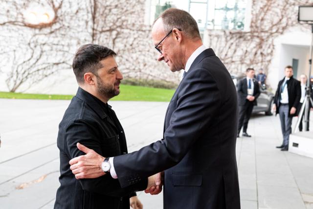 프리드리히 메르츠 독일 총리가 14일 미 특사단과의 회동을 위해 독일 베를린을 찾은 볼로디미르 젤렌스키 우크라이나 대통령을 반갑게 맞이하고 있다.독일 연방정부 제공.EPA 연합뉴스