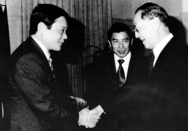 이건희(왼쪽) 전 삼성 회장이 1989년 1월 대만을 방문해 국무총리에 해당하는 유궈화(오른쪽) 대만 행정원장과 악수하고 있다.한국일보 자료사진