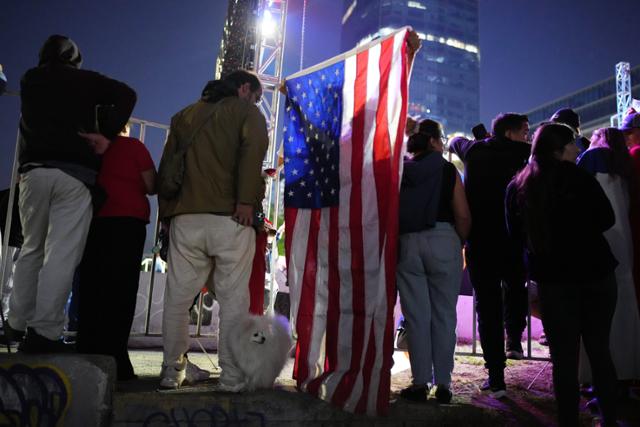 호세 안토니오 카스트 칠레 대통령 당선인의 지지자들이 14일 산티아고에서 당선인의 연설을 듣고 있다.산티아고=AP 뉴시스