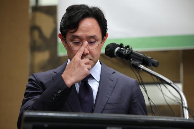 최윤범 고려아연 회장이 지난해 10월 서울 용산구 그랜드하얏트 호텔에서 경영권 분쟁 관련 기자회견 중 손으로 안경을 올리고 있다.뉴스1