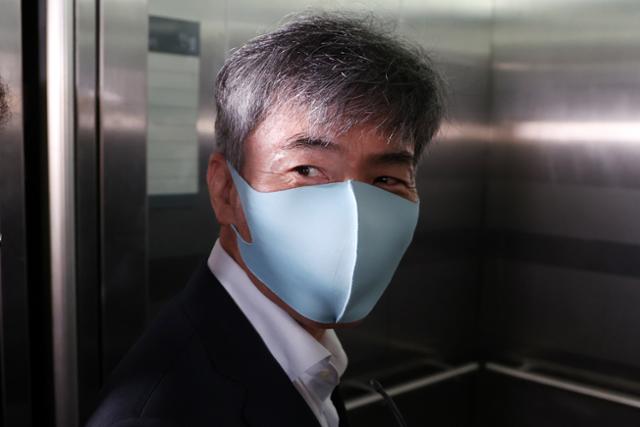 이종호 전 블랙펄인베스트 대표가 11월 11일 서울 서초구 순직 해병 특별검사팀 사무실에서 피의자 소환 조사를 받기 위해 출석하고 있다.뉴시스