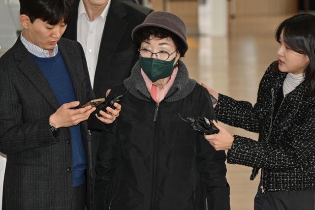 김건희 여사의 모친 최은순씨가 지난달 11일 서울 종로구 KT광화문빌딩 웨스트에 마련된 민중기 특별검사 사무실에 피의자 신분으로 출석하고 있다.하상윤 기자