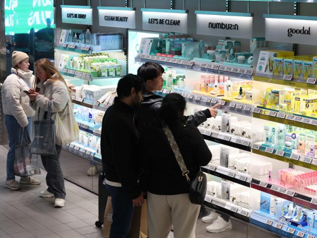 지난달 24일 서울 시내 뷰티매장 올리브영에서 외국인 관광객이 쇼핑을 하고 있다.연합뉴스