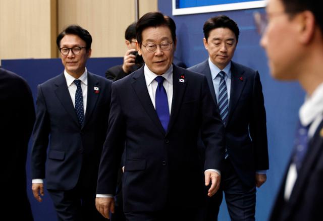 이재명 대통령이 16일 세종시 정부세종컨벤션센터에서 열린 문화체육관광부와 국가유산청, 국민권익위원회 업무보고에 입장하고 있다. 세종=왕태석 선임기자