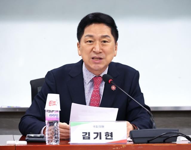 특검, '로저비비에 선물' 김기현 압수수색… 金 "빈손으로 간 특검이 언플"