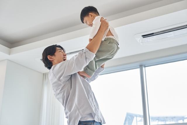 갓난아기 아빠 육아휴직 비율 첫 10% 돌파…육아휴직자 20만 역대 최대