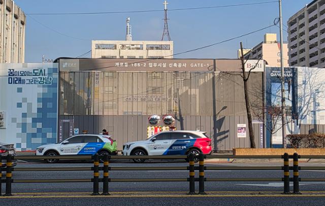 16일 서울 강남구 개포동의 한 신축 은행 공사 현장. 해당 공사 현장에서 작업하던 60대 남성이 작업 도중 사망했다. 김준형 기자